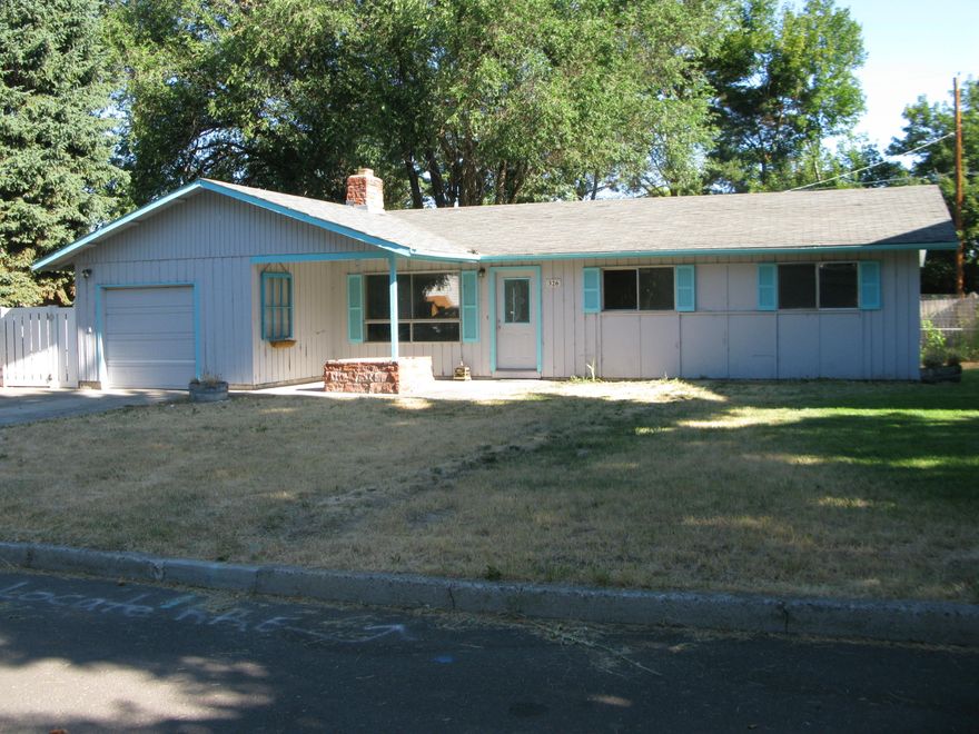 Huge Lot with a 3 bedroom 2 bath home!!!
Old growth trees, established neighborhood! 
Home has real hardwood, large covered patio, big fenced backyard!
Irrigation and ready fro a new owner!!!!!