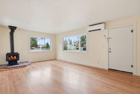 Tiny photo for 513 NE Irving Avenue, Bend, OR 97701 (MLS # 220217427)