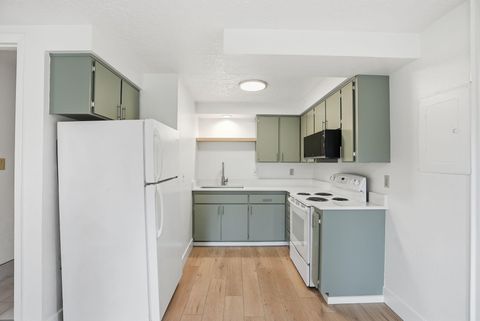 Tiny photo for 513 NE Irving Avenue, Bend, OR 97701 (MLS # 220217427)