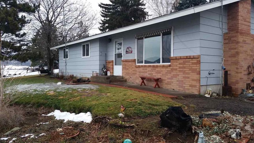 Nice 3 Bedroom 2 Bath Home In The Country. Peaceful And Quiet With Great View Including Mt Shasta, Granite Counter Tops And New Cabinets In The Bathrooms, New Granite Counter Tops In Kitchen. Short Trip To The Town Of Malin.