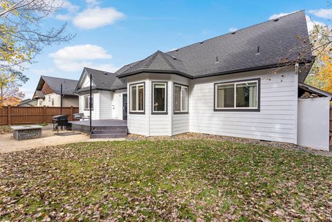 Tiny photo for 20577 NE Sierra Drive, Bend, OR 97701 (MLS # 220211885)