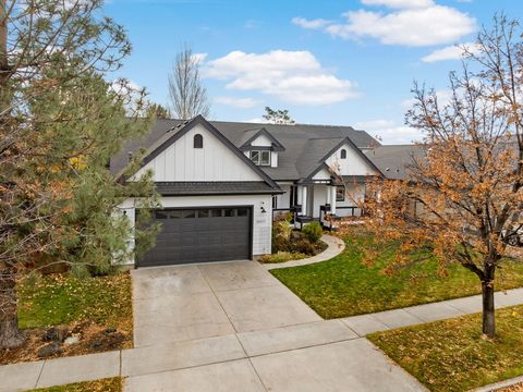 Tiny photo for 20577 NE Sierra Drive, Bend, OR 97701 (MLS # 220211885)