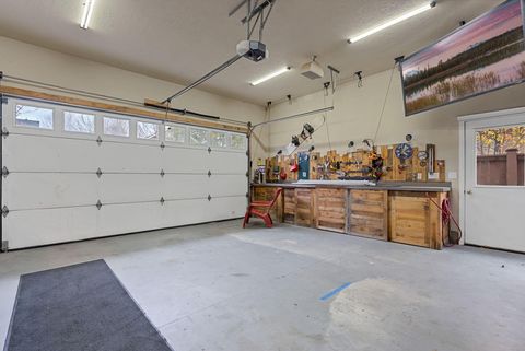 Tiny photo for 20577 NE Sierra Drive, Bend, OR 97701 (MLS # 220211885)