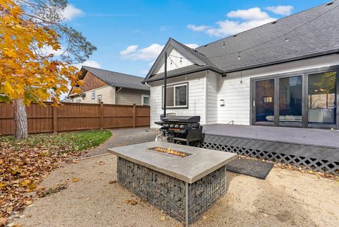 Tiny photo for 20577 NE Sierra Drive, Bend, OR 97701 (MLS # 220211885)