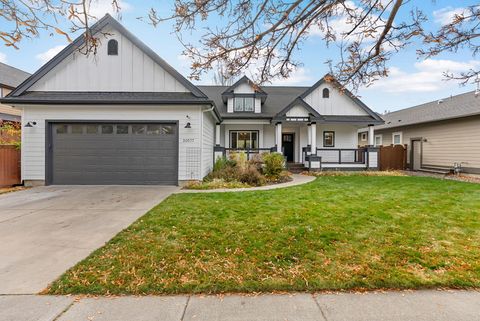 Tiny photo for 20577 NE Sierra Drive, Bend, OR 97701 (MLS # 220211885)