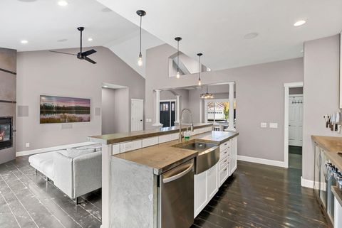 Tiny photo for 20577 NE Sierra Drive, Bend, OR 97701 (MLS # 220211885)