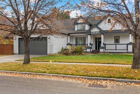 Photo of 20577 NE Sierra Drive, Bend, OR 97701 (MLS # 220211885)