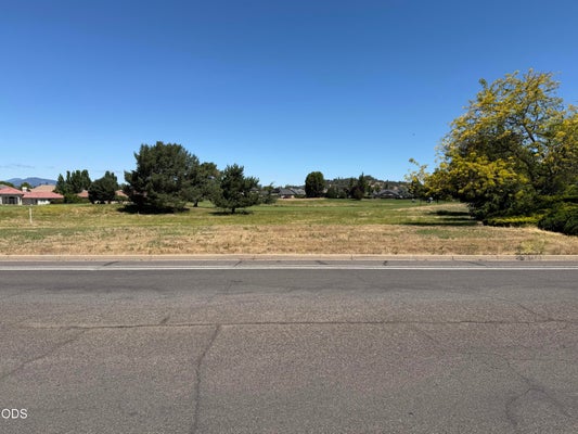 1 EAGLE POINT DR, EAGLE POINT, OR 97524 - Image b82efbf5646eb92a0eb52a4ab6f8a3fb/3483024121