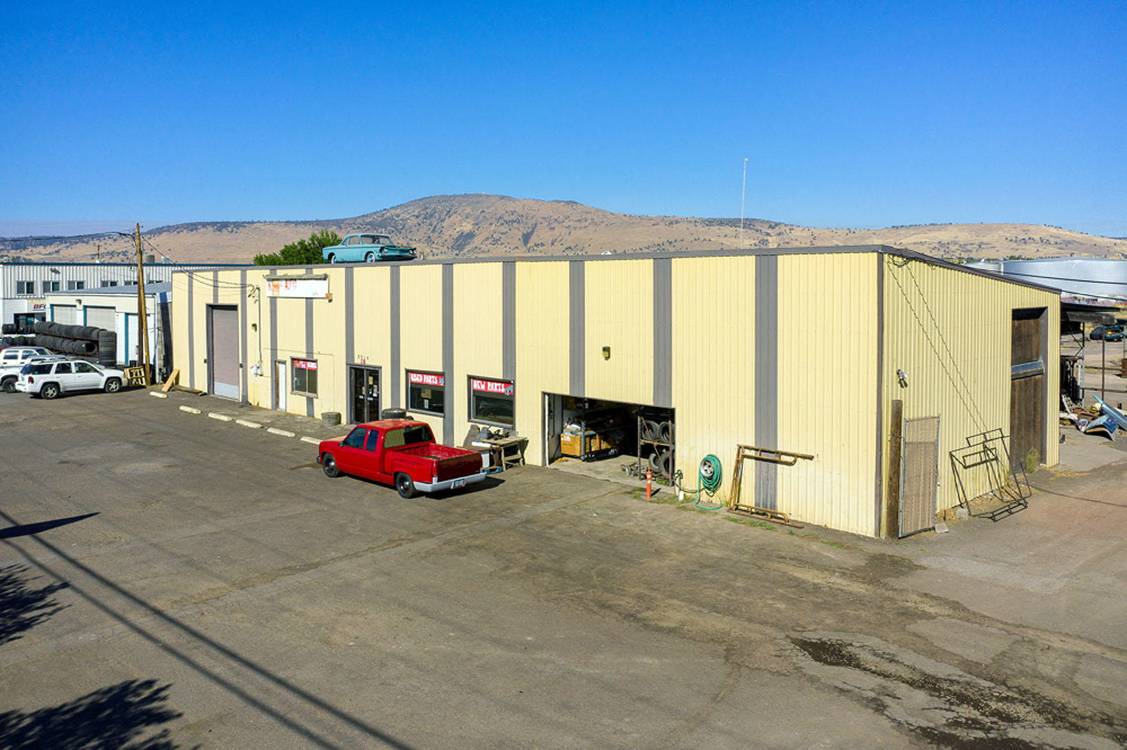 Main image without alt text