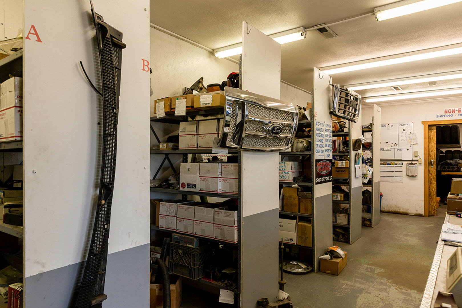 Main image without alt text