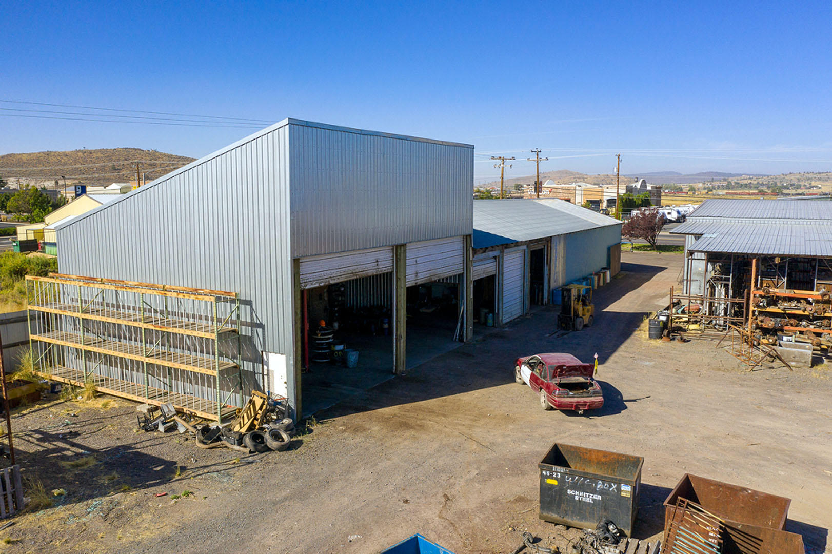 Main image without alt text