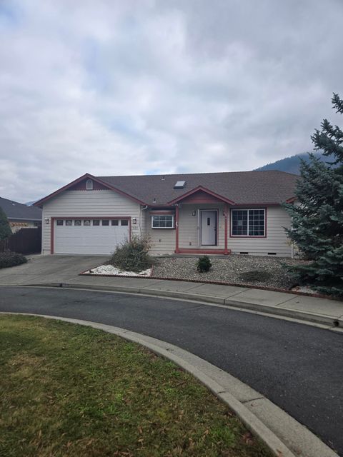 Photo of 1785 SE Brookhurst Way, Grants Pass, OR 97527 (MLS # 220215841)