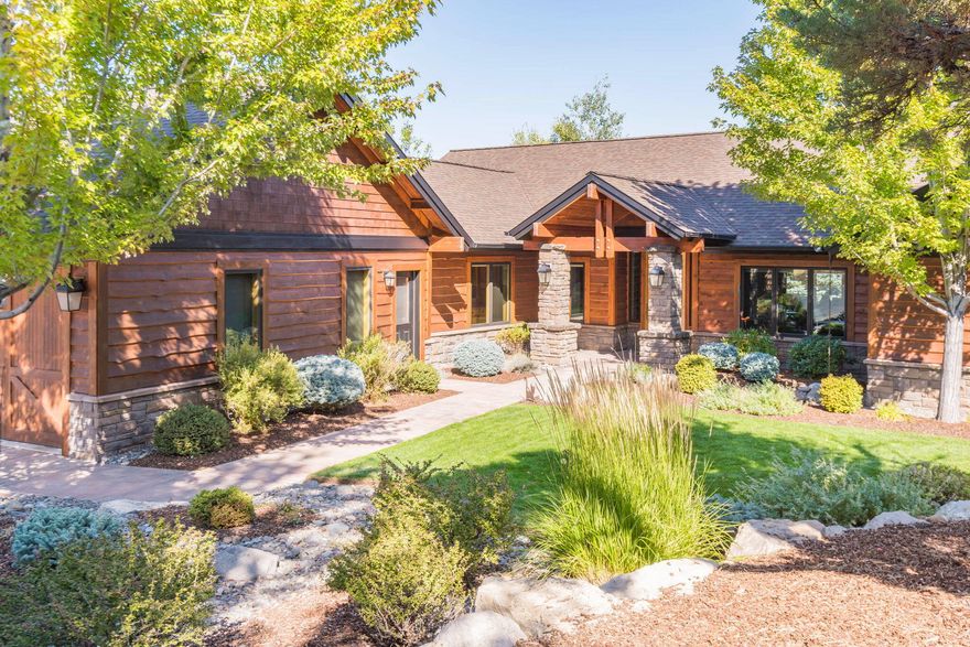 Stunning home shows like a model home!  Fabulous Views of Smith Rock, Open floor plan with wall of windows leading out to an expansive deck.

Enjoy Eagle Crest Amenities