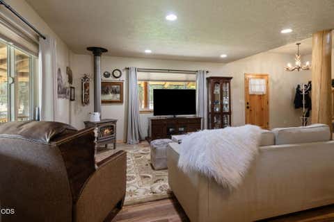 Tiny photo for 17521 Forked Horn DR, Sisters, OR 97759 (MLS # 220224230)