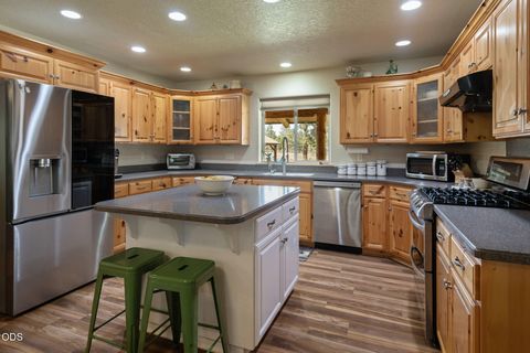 Tiny photo for 17521 Forked Horn DR, Sisters, OR 97759 (MLS # 220224230)