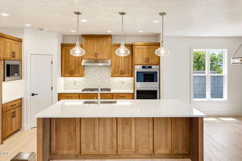 Tiny photo for 5609 Fallbrook Lane, Medford, OR 97504 (MLS # 220227270)