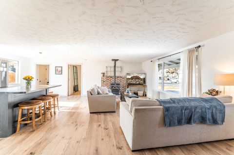 Tiny photo for 708 NW Greenwood Ave, Redmond, OR 97756 (MLS # 220214881)