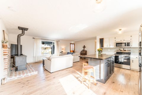 Tiny photo for 708 NW Greenwood Ave, Redmond, OR 97756 (MLS # 220214881)