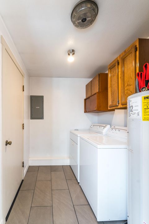 Tiny photo for 708 NW Greenwood Ave, Redmond, OR 97756 (MLS # 220214881)