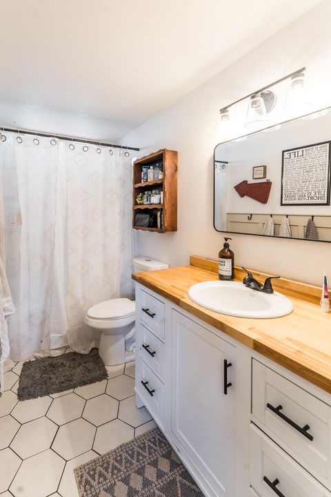 Tiny photo for 708 NW Greenwood Ave, Redmond, OR 97756 (MLS # 220214881)