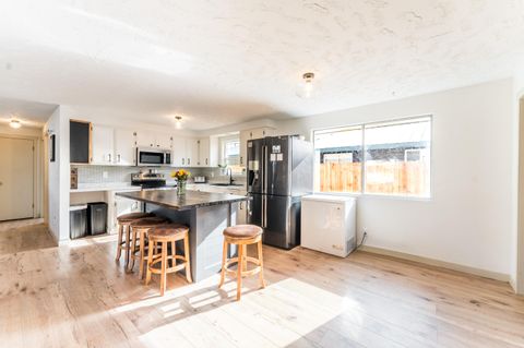 Tiny photo for 708 NW Greenwood Ave, Redmond, OR 97756 (MLS # 220214881)