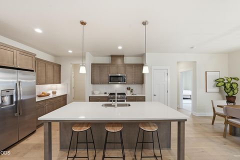 Tiny photo for 20042 SW Sunny Way, Bend, OR 97702 (MLS # 220223235)
