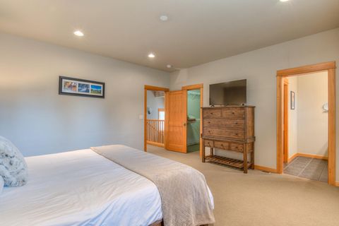 Tiny photo for 57135 Evergreen Loop, Sunriver, OR 97707 (MLS # 220217177)