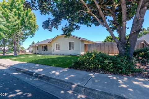 Photo of 1104 Coachman Drive, Central Point, OR 97502 (MLS # 220223980)