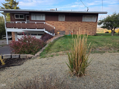 Photo of 520 Hillside Avenue, Klamath Falls, OR 97601 (MLS # 220229061)