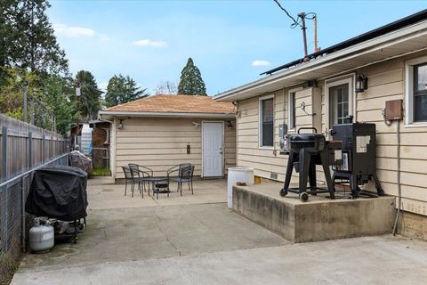 Tiny photo for 442 NE Baker Drive, Grants Pass, OR 97526 (MLS # 220216960)