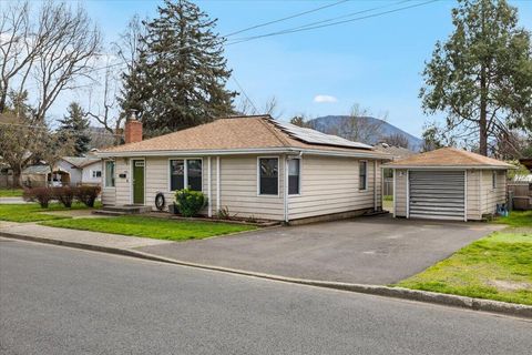 Tiny photo for 442 NE Baker Drive, Grants Pass, OR 97526 (MLS # 220216960)