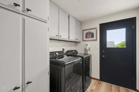 Tiny photo for 3052 Crystal Mountain Avenue, Medford, OR 97504 (MLS # 220227474)