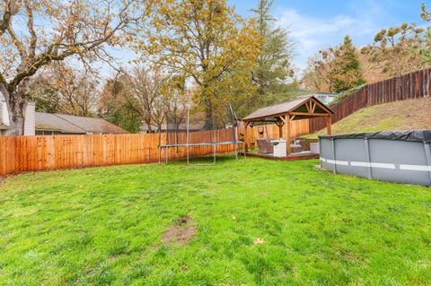 Tiny photo for 1448 NE Jennifer Way, Grants Pass, OR 97526 (MLS # 220212171)