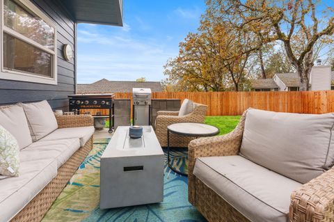 Tiny photo for 1448 NE Jennifer Way, Grants Pass, OR 97526 (MLS # 220212171)