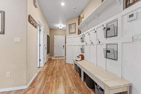 Tiny photo for 1448 NE Jennifer Way, Grants Pass, OR 97526 (MLS # 220212171)