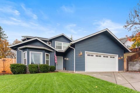 Photo of 1448 NE Jennifer Way, Grants Pass, OR 97526 (MLS # 220212171)