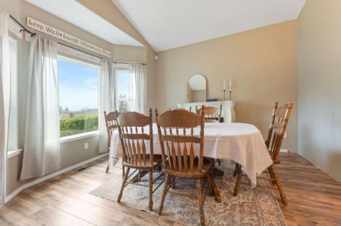 Tiny photo for 1448 NE Jennifer Way, Grants Pass, OR 97526 (MLS # 220212171)