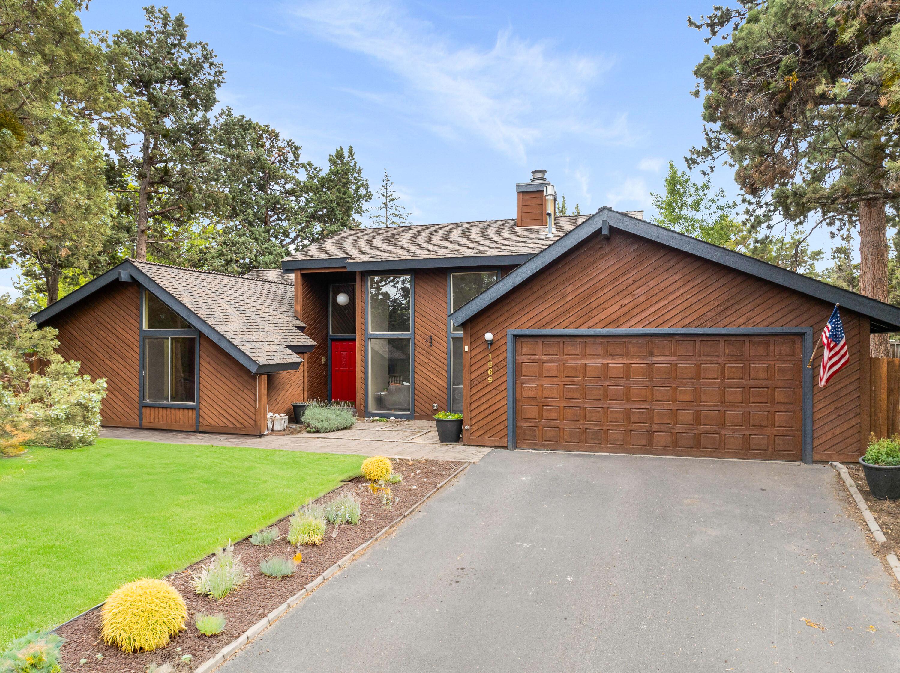 1869 NE Moonglow Court