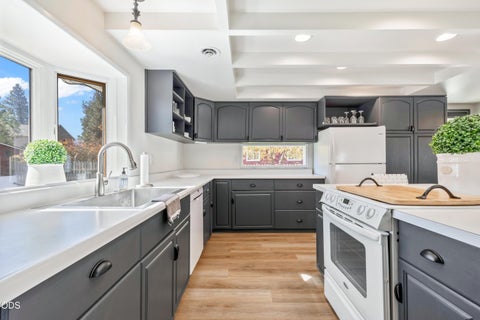Tiny photo for 305 W Washington Avenue, Sisters, OR 97759 (MLS # 220229749)