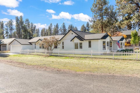 Tiny photo for 305 W Washington Avenue, Sisters, OR 97759 (MLS # 220229749)