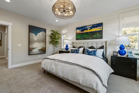 Tiny photo for 5722 Engleman Spruce Way, Klamath Falls, OR 97601 (MLS # 220215630)