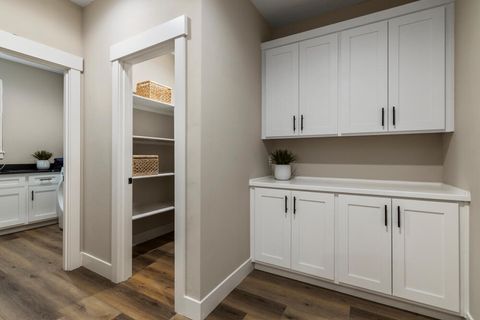 Tiny photo for 5722 Engleman Spruce Way, Klamath Falls, OR 97601 (MLS # 220215630)