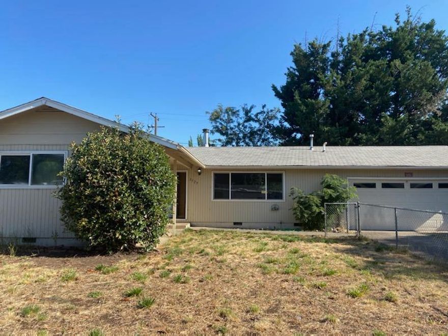 3 Bedroom home.  Great entry level home for someone or investor.  Priced to move quickly.