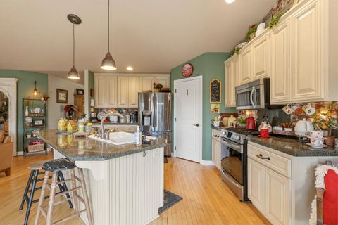 Tiny photo for 10704 Kestrel Road, Klamath Falls, OR 97601 (MLS # 220219984)