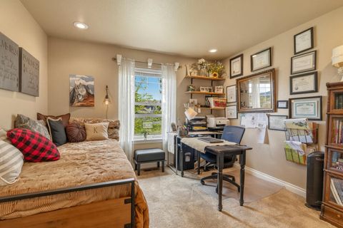 Tiny photo for 10704 Kestrel Road, Klamath Falls, OR 97601 (MLS # 220219984)