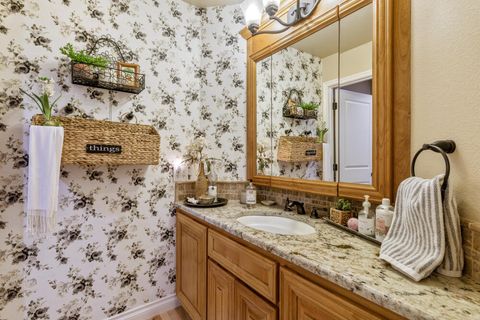 Tiny photo for 10704 Kestrel Road, Klamath Falls, OR 97601 (MLS # 220219984)