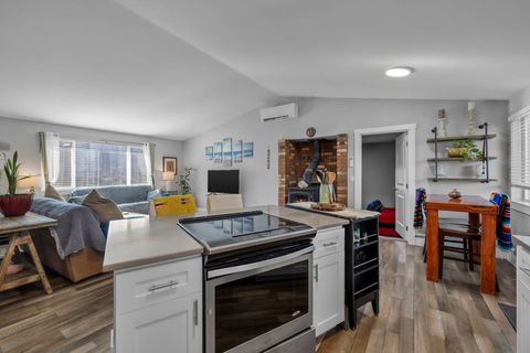 Tiny photo for 206 SW Hayes Avenue, Bend, OR 97702 (MLS # 220214381)