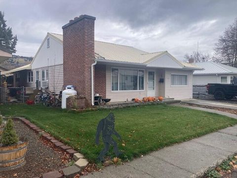 Tiny photo for 213 NW 4th Avenue, John Day, OR 97845 (MLS # 220212070)