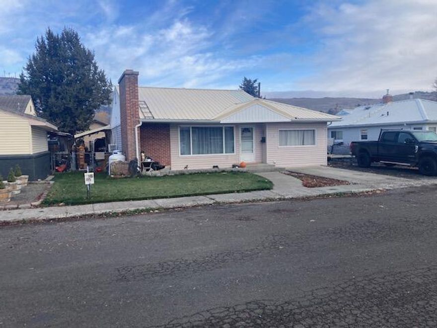 Nice Single Level Home In John Day!  Great neighborhood, close to amenities, 1746 sq ft, 3 bedroom 1 bath, kitchen features tile flooring, breakfast bar & dining area, living room w/woodstove & carpet, vinyl siding, metal roof, front yard w/fresh sod & sprinkler system, large fenced back yard, breezeway, storage unit.  $249,000 #1150