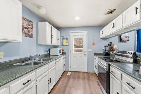 Tiny photo for 1960 Hutchins Circle, Medford, OR 97504 (MLS # 220214319)